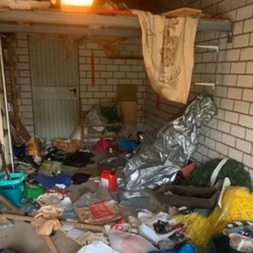 Bis zur Decke vollgestellte Garage vor der Garagenräumung im Rhein-Main-Gebiet