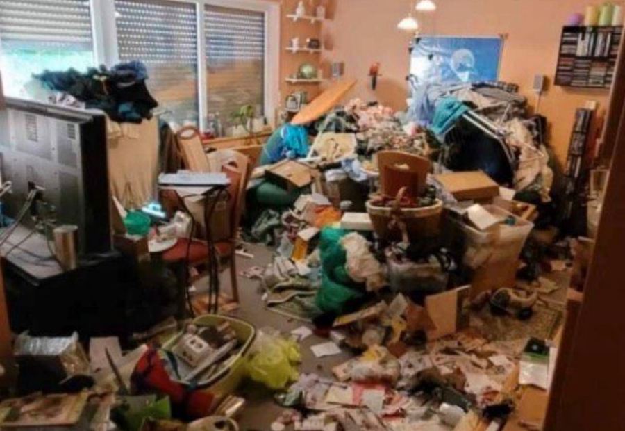 Bis unter die Decke vollgestelltes Wohnzimmer vor der Wohnungsauflösung in Obertshausen