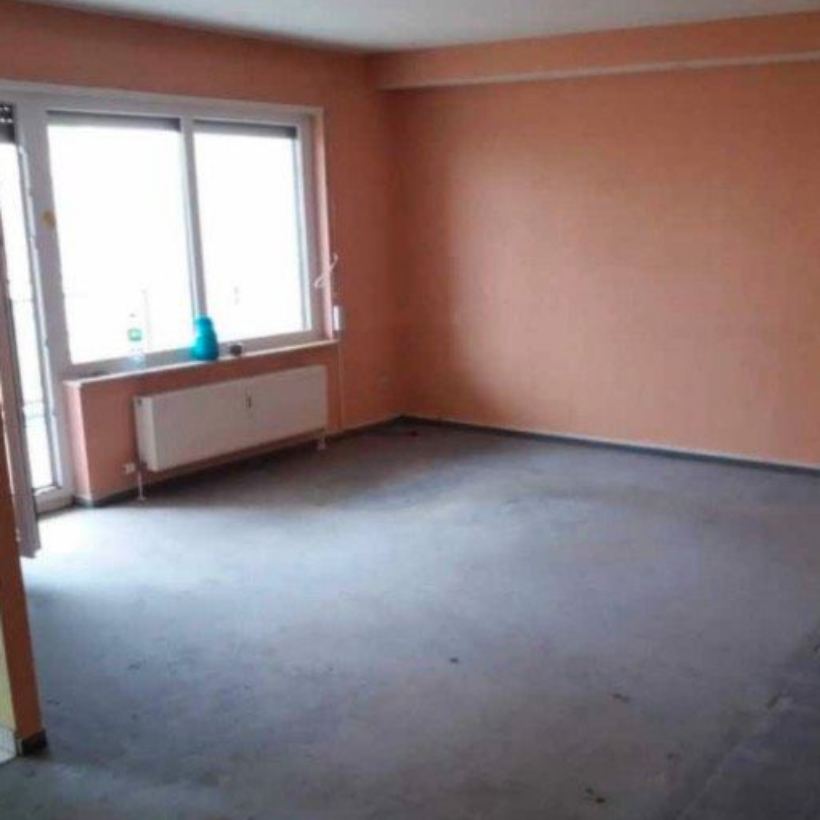 Dasselbe Wohnzimmer nach der Wohnungsauflösung, leer und besenrein übergeben