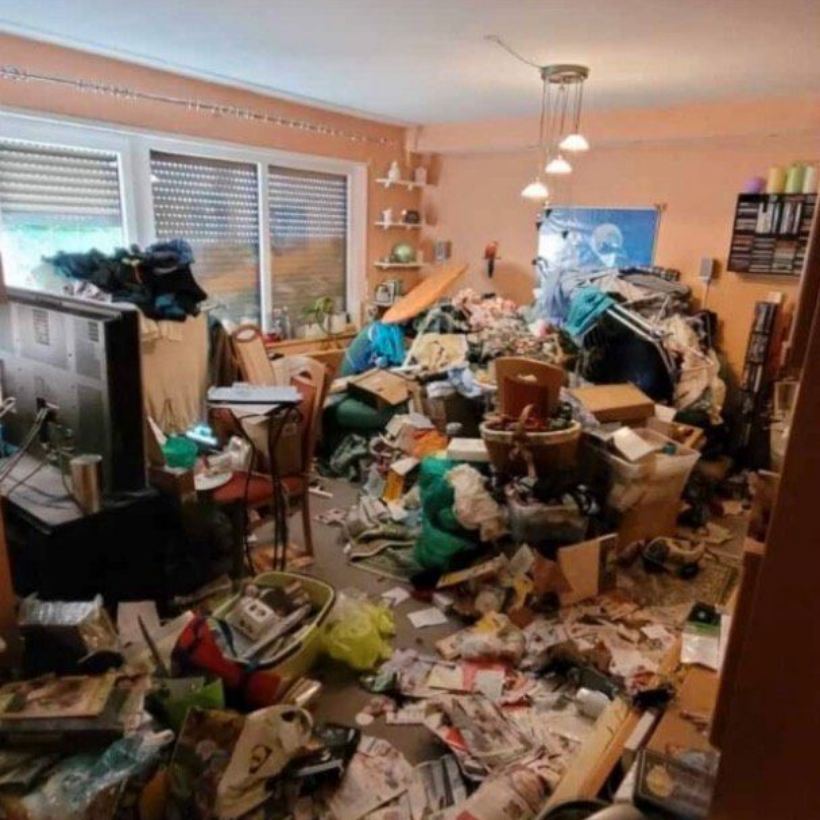 Wohnzimmer voller Müll und Hausrat vor der Wohnungsauflösung – Entrümpelung Obertshausen