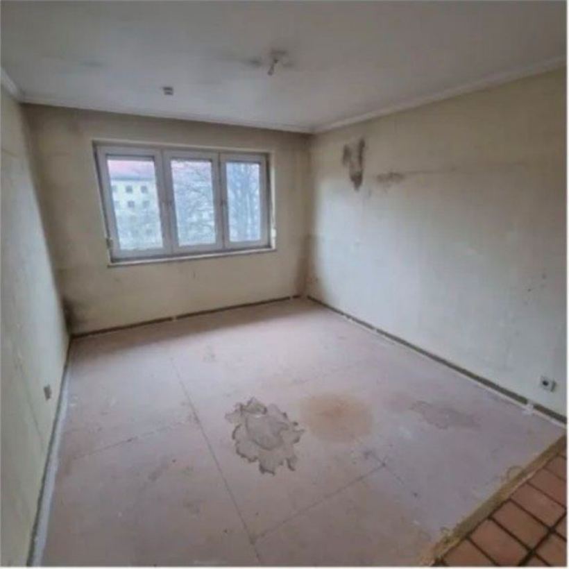 Leergeräumtes Wohnzimmer nach der Entrümpelung, sauber und besenrein